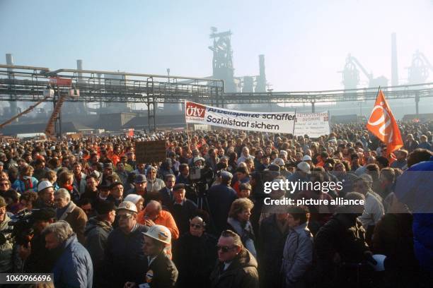 Stahlarbeiter demonstrieren am 9. Dezember 1987 vor dem Werksgelände des Krupp-Stahlwerkes in Duisburg-Rheinhausen für den Erhalt der Hütte und der...