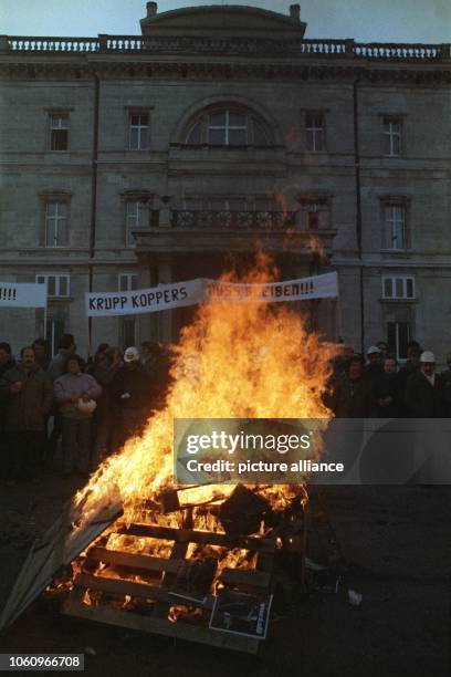 Demonstrierende Stahlarbeiter haben am frühen Morgen des 9. Dezember 1987 vor der Villa Hügel in Essen, dem Familiensitz der Krupp-Familie, aus...