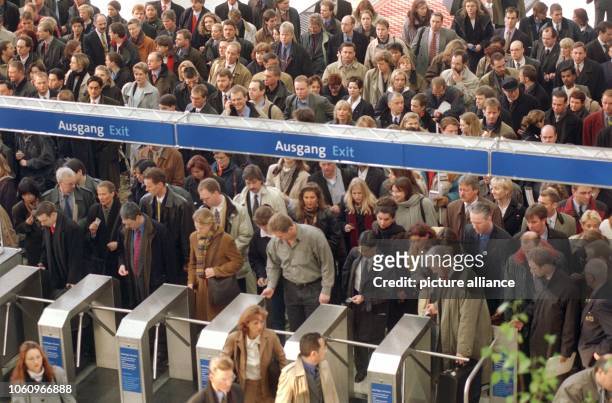 Tausende von Besuchern der Computerschau CeBIT '99 drängen sich am 19.3.1999 an den Eingangsschleusen des Messegeländes in Hannover. Die weltgrößte...
