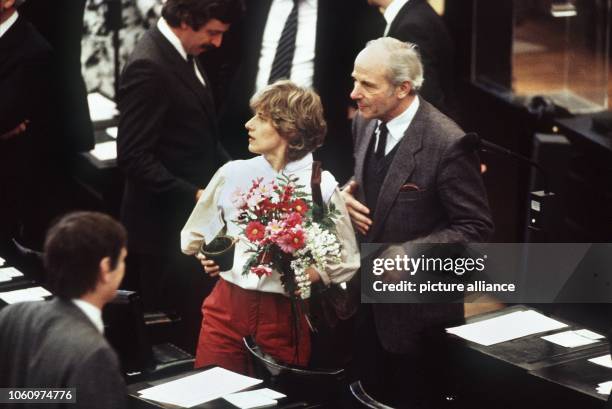 Die Abgeordneten der Grünen, Petra Kelly und Gerd Bastian , im Bundestag am 29.4.1983. Petra Kelly mit einem Blumenstrauß und einem Blumentopf mit...