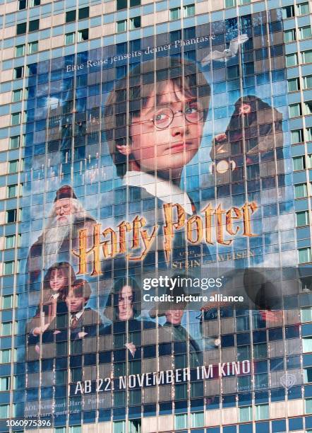Just in time for the German première of the Harry Potter film in the night from 21 to 22 November 2001 the biggest film poster of all time, referring...