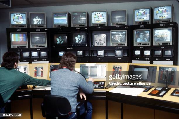 Blick in die Sendeabwicklung I. Hier werden bei Sendebetrieb die acht Fernsehkänäle kontrolliert. Anfang 1984 wurde der Start für das Kabelprojekt...