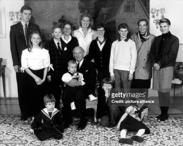 The grandson of the last German emperor Wilhelm II. And head of the Hohenzollern, Prince Louis Ferdinand of Prussia , with his grandchildren:...