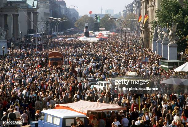 Hundreds of thousands of people gather to celebrate the German Unification Day in Berlin, Germany, 03 October 1990. Photo: Guenter Gueffroy