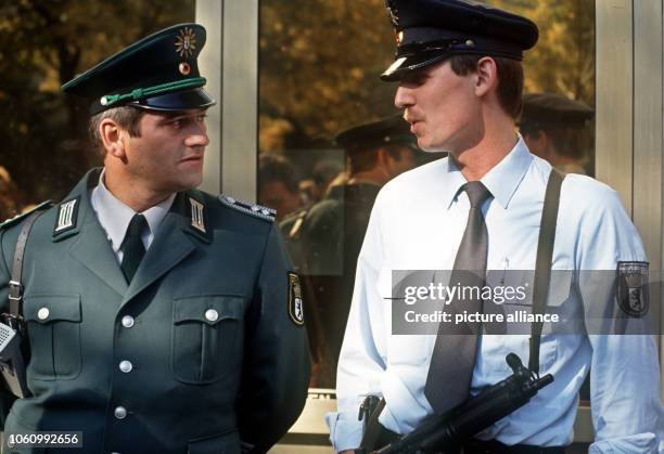 Police officers of West and East Berlin chat at the German Unification Day in Berlin, Germany, 03 October 1990. Photo: Guenter Gueffroy