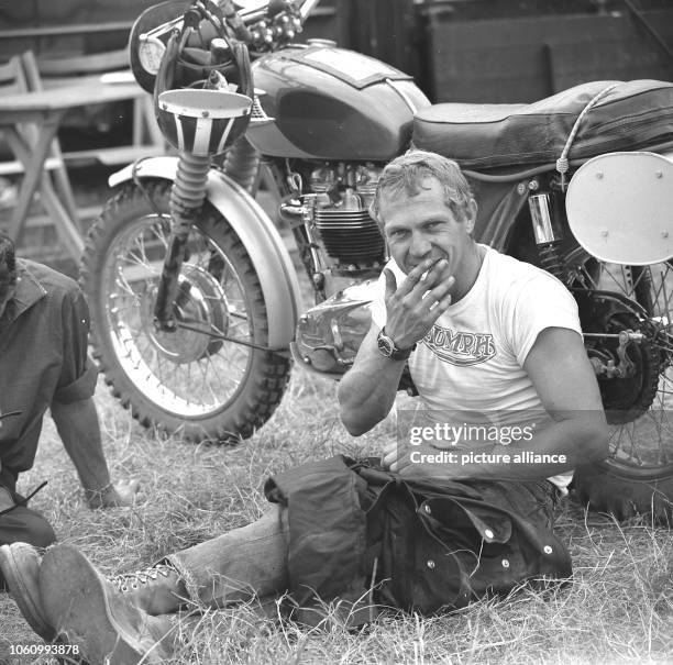 Steve McQueen from the United States took part in 1964 with the number "278" on his Triumph at the international motorcycle race "Six Days" in...