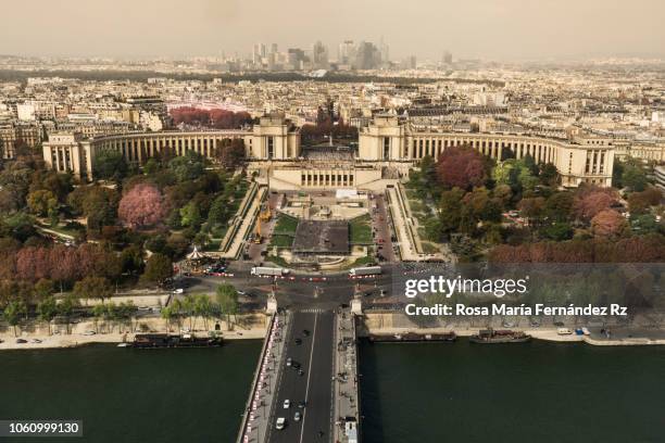 high angle view of palais de chaillot and sena river against cityscape, parís, france - esplanade du trocadero stock pictures, royalty-free photos & images