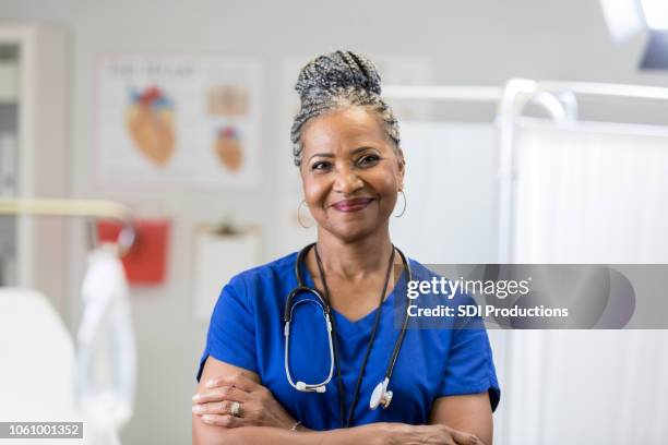 retrato de confianza doctora senior en peelings - personal de enfermería fotografías e imágenes de stock