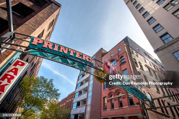 nashville, tennessee - printer's alley - nashville park stock pictures, royalty-free photos & images