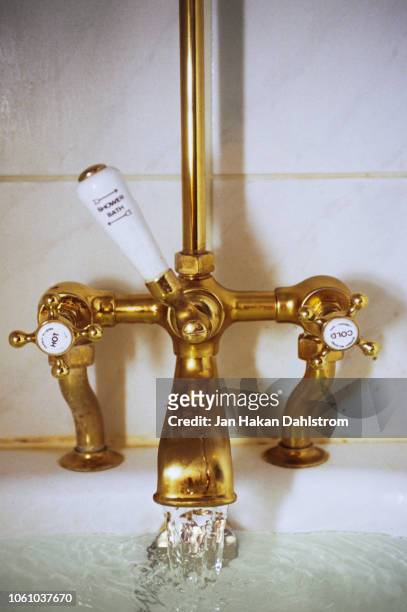 english bathroom tap - brass - fotografias e filmes do acervo