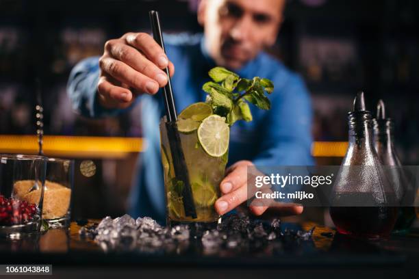 barman voorbereiding cocktail in nachtclub - bartender mixing drinks stockfoto's en -beelden