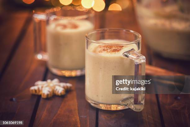 eierlikör in der weihnachtszeit - bowle stock-fotos und bilder