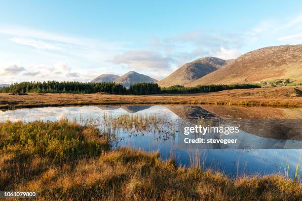 maumturk mountans, lake, herfst, zonsondergang, ierland - connemara stockfoto's en -beelden