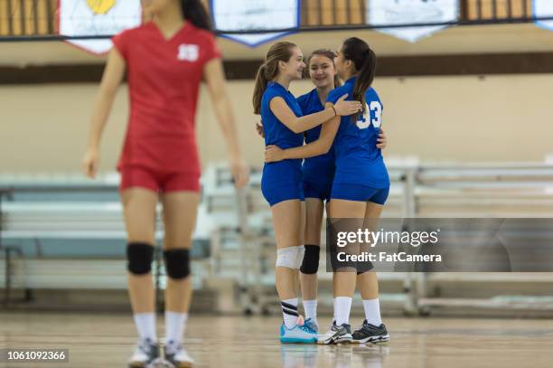 jugador de voleibol de la escuela secundaria celebrando entre los partidos - high school volleyball fotografías e imágenes de stock