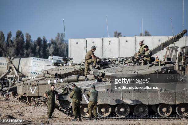 November 2018, Israel, ---: Israeli soldiers seen with Merkava battle tanks along the Israeli-Gaza border. According to Israeli army spokesman,...