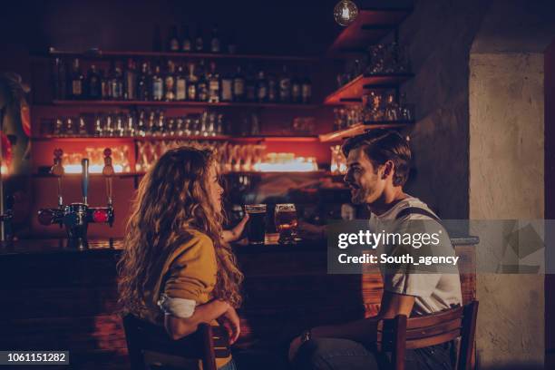 pareja en bar - conquista fotografías e imágenes de stock