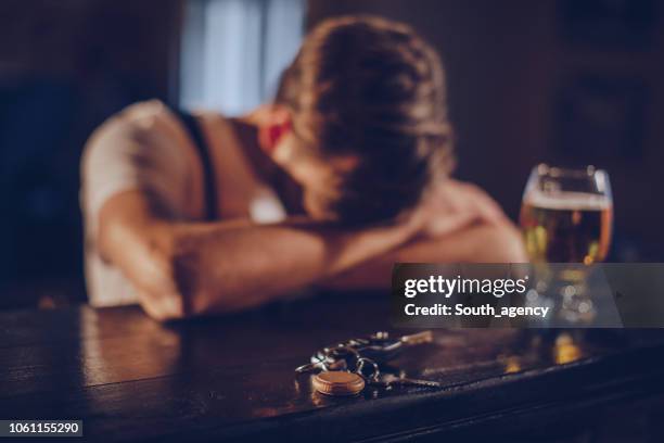 dronken man in pub - comazuipen stockfoto's en -beelden