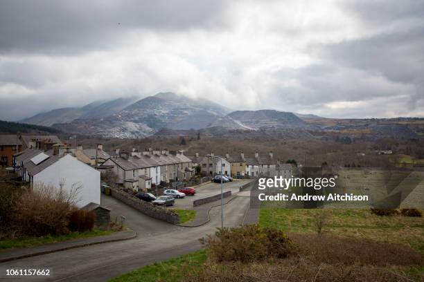 The streets of Bethesda overlooked by the nearby slate quarry and Snowdonia in Gwynedd, Wales. The population of Bethesda is currently around only...
