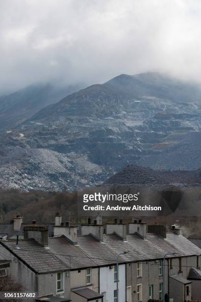 The streets of Bethesda overlooked by the nearby slate quarry and Snowdonia in Gwynedd, Wales. The population of Bethesda is currently around only...