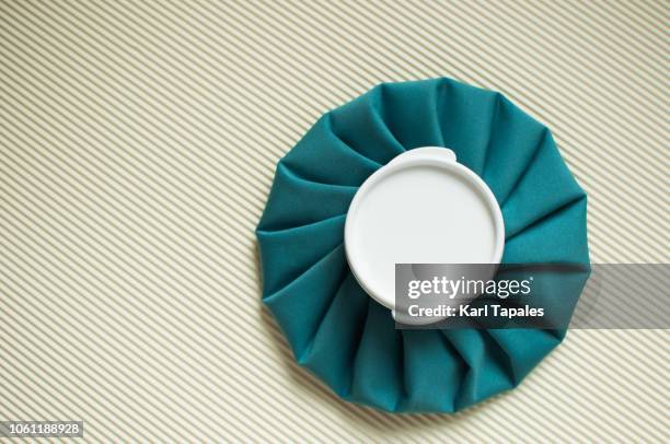 a flat lay of a green ice pack on a white background - compresse stock-fotos und bilder