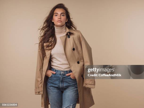 foto de joven bella mujer sonriente feliz - abrigo marrón fotografías e imágenes de stock