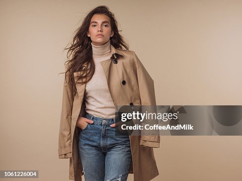 Photo de belle jeune femme souriante heureuse Photo de belle jeune femme souriante heureuse