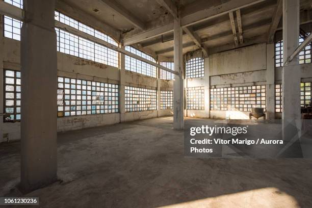 empty industrial building, bhering factory, santo cristo, rio de janeiro, brazil - abandonar fotografías e imágenes de stock