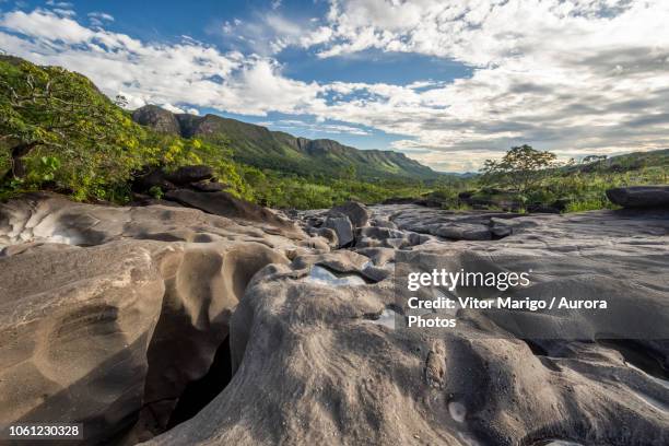 river running among rocks in vale da lua moon valley, chapada dos veadeiros, goias, brazil - chapada dos veadeiros stock-fotos und bilder