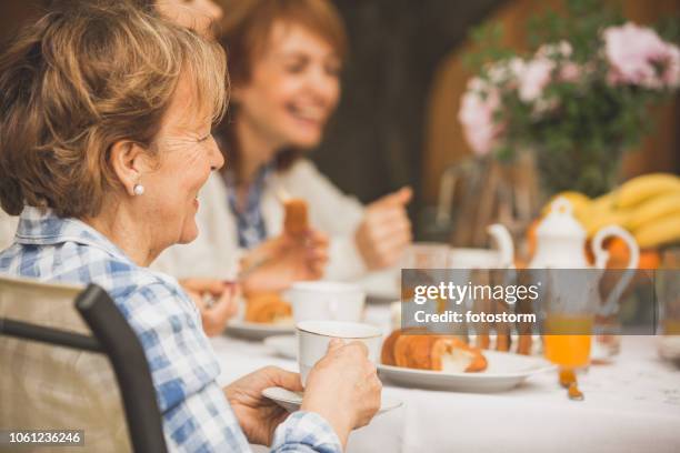 mormor med brunch med familj - mother daughter brunch bildbanksfoton och bilder