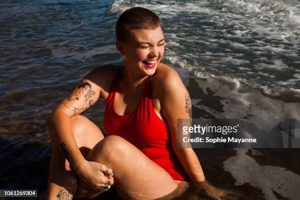writer and body positivity advocate - swimwear stockfoto's en -beelden