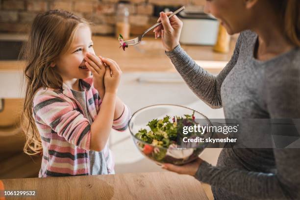 keine mama, möchte ich nicht, dass essen! - refusing stock-fotos und bilder