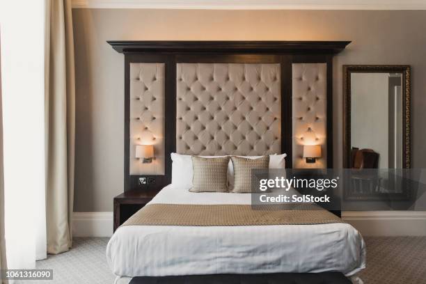 double bed in hotel - headboard stockfoto's en -beelden