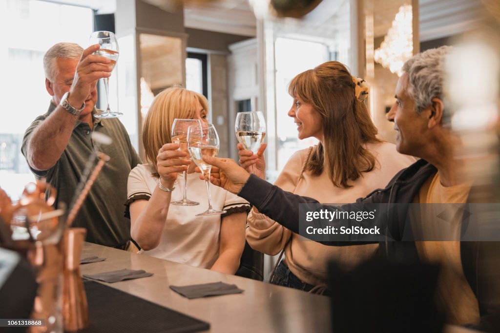 Ältere Ehepaare Toasten in der Bar