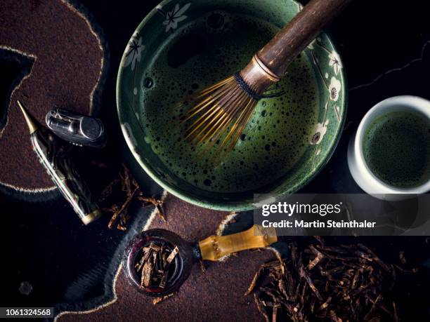 matcha tee und pfeifen liebhaber - teezubereitung und pfeifen utensilien - teceremoni bildbanksfoton och bilder