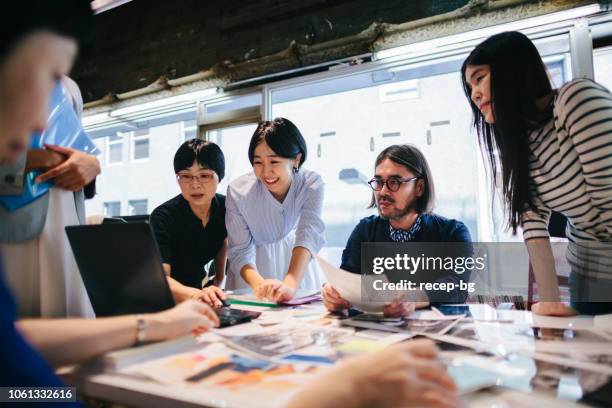 vrouwen werken samen in moderne werkplaats - business meeting stockfoto's en -beelden