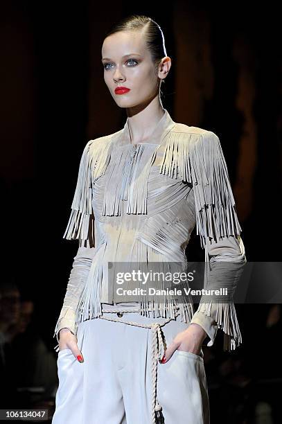 Gucci Spring 2011 89 Milan Fashion Week Womenswear S S 2011 Gucci Runway Stock Photos ...