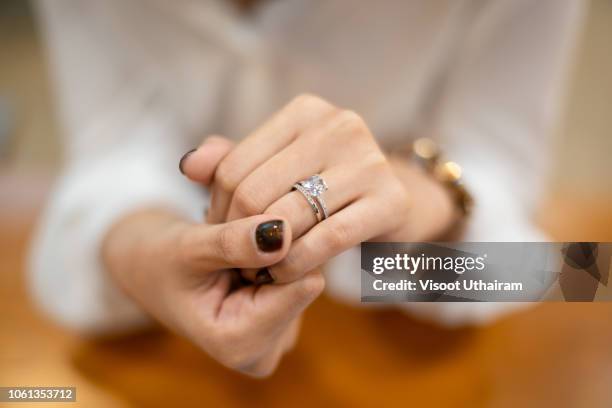 engagement ring is a ring indicating that the person wearing it is engaged to be married - bridal shop stockfoto's en -beelden