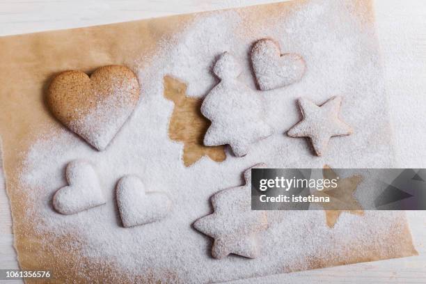 christmas cookies dusted with icing sugar - icing sugar stock pictures, royalty-free photos & images