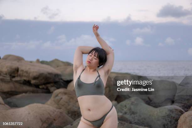 woman feeling comfortable in her own skin - belle peau photos et images de collection