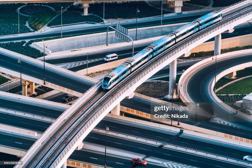 Autobahnkreuz und Metro-Bahn in Dubai, Vereinigte Arabische Emirate