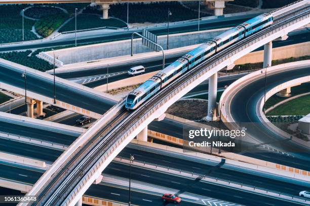 highway kruispunt en de metro trein in dubai, verenigde arabische emiraten - modern traveling stockfoto's en -beelden