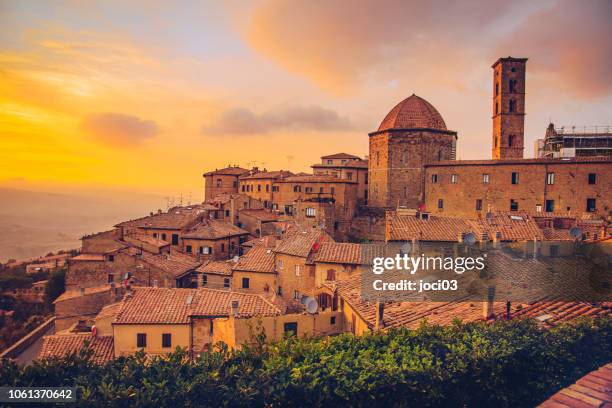 volterra, amurallada ciudad sudoeste de florencia, en italia. - volterra fotografías e imágenes de stock