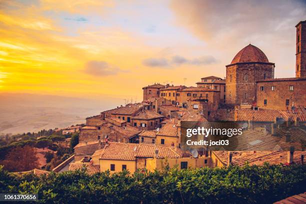 volterra, walled town southwest of florence, in italy. - toscana imagens e fotografias de stock