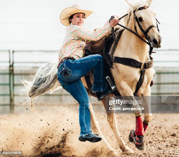 rodeo: mujer de a caballo en velocidad - the fastest animal on earth fotografías e imágenes de stock