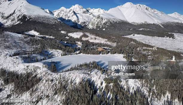 antenna invernale del resort sul lago strbske pleso sulle montagne degli alti tatra, slovacchia - tatra mountains foto e immagini stock