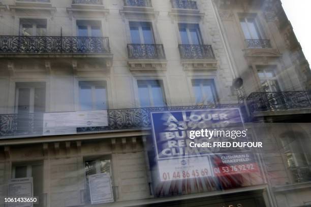Photo prise le 11 septembre 2006 à Paris, d'un panneau d'une agence immobilière indiquant que des locaux commerciaux sont à louer. Le marché de...