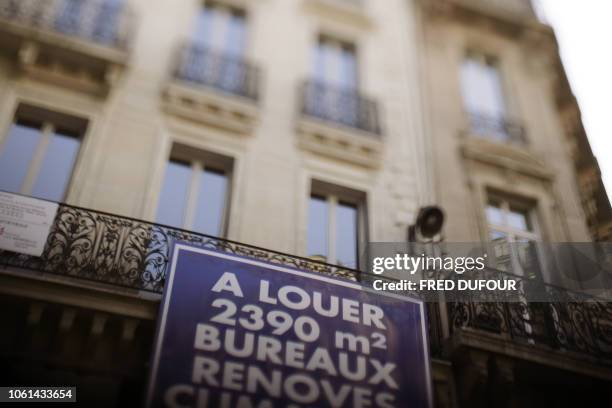 Photo prise le 11 septembre 2006 à Paris, d'un panneau d'une agence immobilière indiquant que des locaux commerciaux sont à louer. Le marché de...