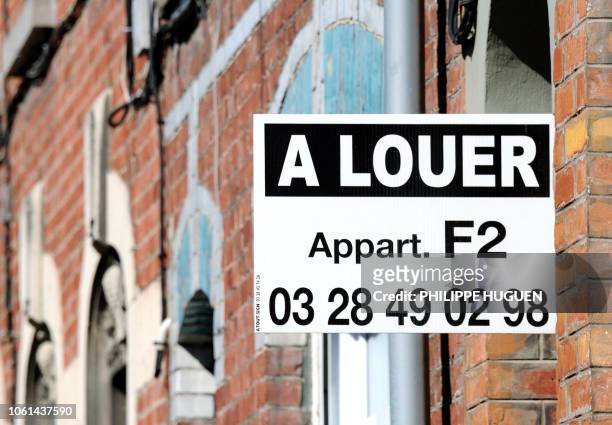 Une affichette proposant une location est fixée sur la façade d'un immeuble, le 01 août 2012 à Armentiéres alors que la nouvelle mesure d'encadrement...