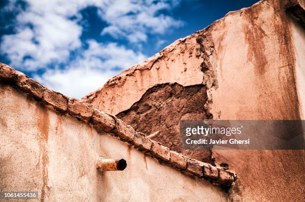 construcción típica de la ruta del adobe, en fiambalá, catamarca, argentina. - adobe wall fotografías e imágenes de stock