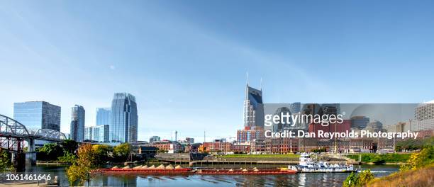 cityscape: nashville tenneese metro riverfront park - nashville stockfoto's en -beelden